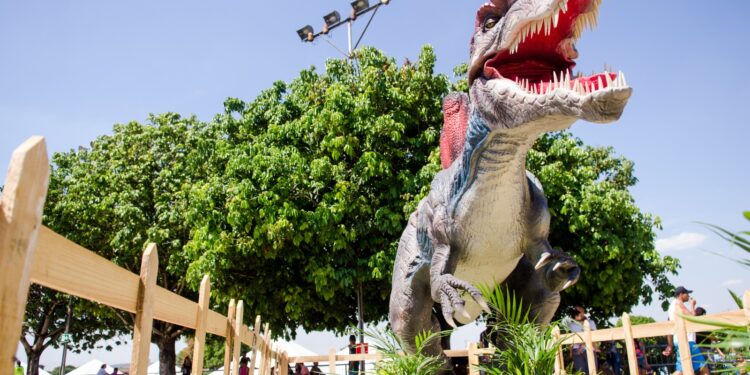 Shopping Iguatemi Bosque recebe exposição “Mundo Jurássico”, com réplicas de dinossauros em tamanho real