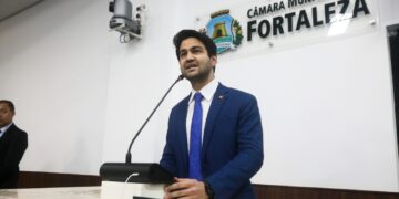 Pedro Matos cobra providências do governador do Ceará para resolver situação do gramado da Arena Castelão