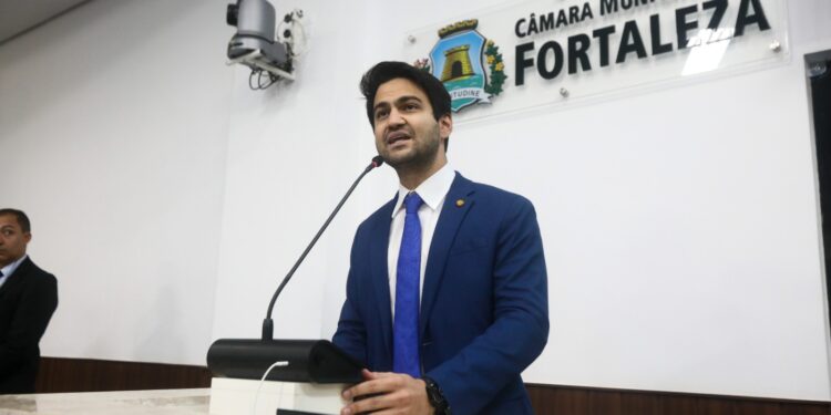 Pedro Matos cobra providências do governador do Ceará para resolver situação do gramado da Arena Castelão