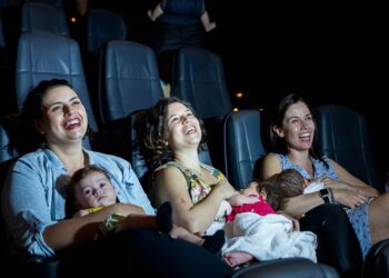 Besouro Azul é exibido em sessão adaptada para famílias com bebês de colo