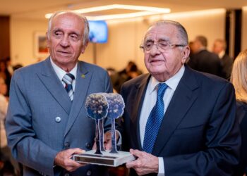 João Carlos Paes Mendonça recebe Troféu Carnaúba  