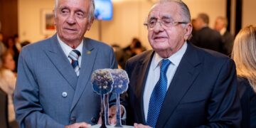 João Carlos Paes Mendonça recebe Troféu Carnaúba  