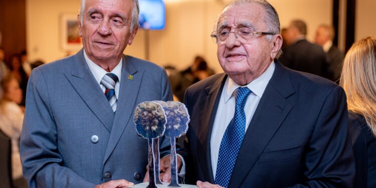 João Carlos Paes Mendonça recebe Troféu Carnaúba  