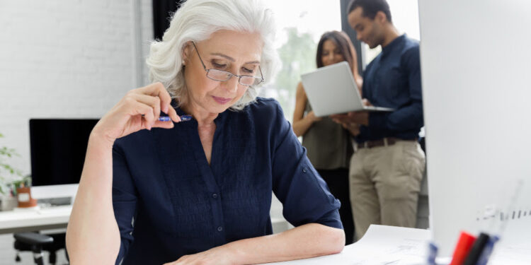 Aposentadoria é sinônimo de abandono de carreira? Dados mostram que esse padrão não é mais comum no mercado atual