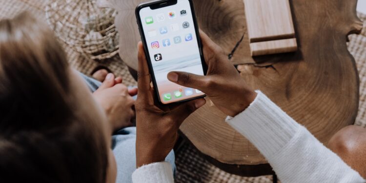 Como as redes sociais podem desencadear gatilhos que abalam a saúde mental?
