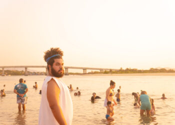 Artista M. Dias Preto faz intervenção urbana na Barra do Ceará