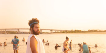 Artista M. Dias Preto faz intervenção urbana na Barra do Ceará