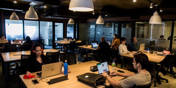 Conceito de escritórios flexíveis chega a Fortaleza para propor uma relação diferente com o trabalho e seu ambiente físico