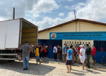 Inec distribui mais de 2.400 cestas básicas doadas pela Amazon em Itaitinga