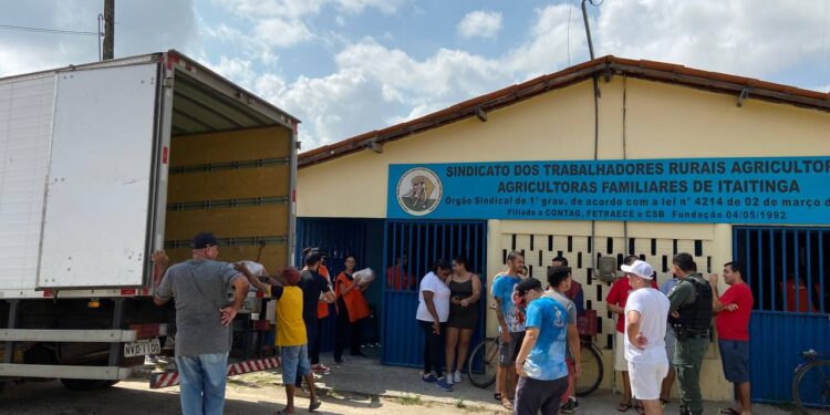 Inec distribui mais de 2.400 cestas básicas doadas pela Amazon em Itaitinga