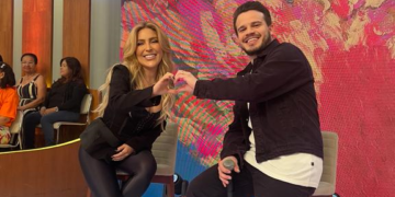 Manu Bahtidão encanta público em sua estreia no “Encontro” e recebe homenagem surpresa da família