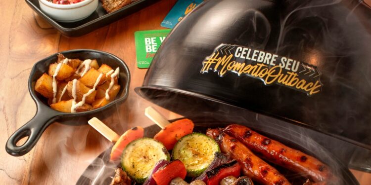 Outback celebra o Brasil em nova campanha e lança versão de churrasco, drinks de cachaça e sobremesa de brigadeiro em versões inovadoras