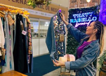 Pioneira na moda sustentável e inclusiva, Thaty Rabello faz história com estande temático na Fenacce