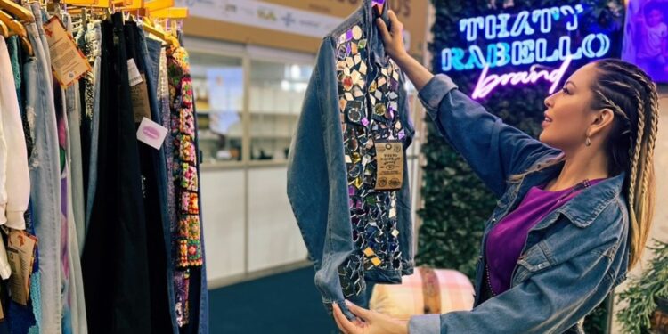 Pioneira na moda sustentável e inclusiva, Thaty Rabello faz história com estande temático na Fenacce