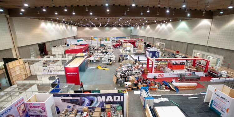 Maquintex + Signs Norte Nordeste finalizam montagem de infraestrutura para feira no Centro de Eventos