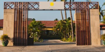 Almai Cumbuco realiza ação de limpeza da praia