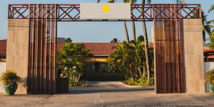 Almai Cumbuco realiza ação de limpeza da praia