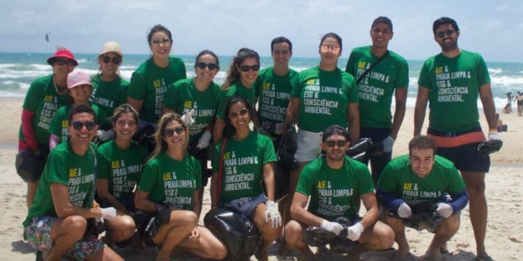 Associação de Jovens Empresários de Fortaleza (AJE) pretende retirar 1 tonelada de resíduos da Praia do Futuro no próximo sábado (dia 30)