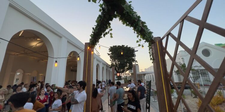 Spaten celebra Oktoberfest e reúne dezenas de pessoas na Estação das Artes