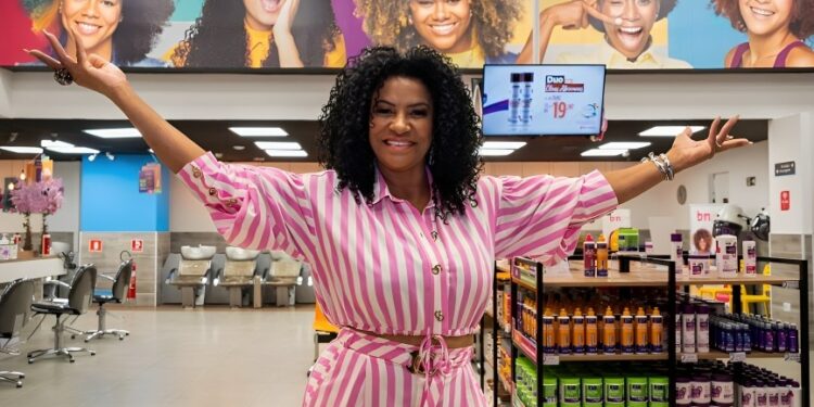 Maior rede especializada em produtos para cabelos com ondas e cachos do país chega ao Ceará