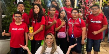 Rainha do Jeans, Thaty Rabello realiza ação do projeto Arte e Cultura para Todos, voltado para crianças e adolescentes