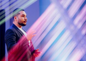 Arthur Frota, CEO da Tallos, realiza palestra no RD Summit sobre Vendas Conversacionais