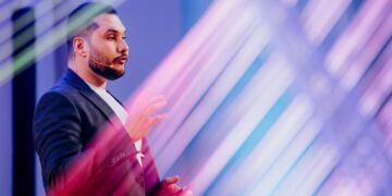 Arthur Frota, CEO da Tallos, realiza palestra no RD Summit sobre Vendas Conversacionais