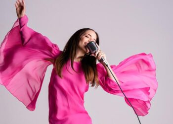 Cantoras brasileiras são homenageadas em show inédito da cearense Giovana Bezerra nesta quinta (9), no teatro Rio Mar