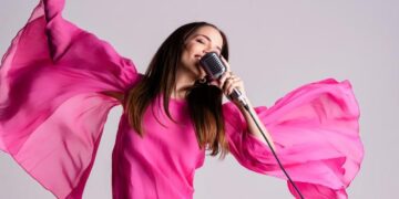 Cantoras brasileiras são homenageadas em show inédito da cearense Giovana Bezerra nesta quinta (9), no teatro Rio Mar