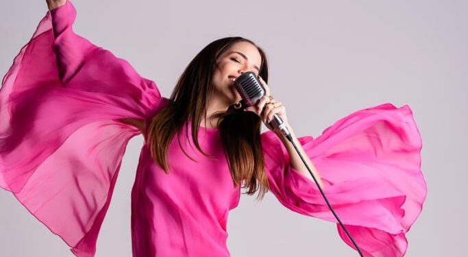 Cantoras brasileiras são homenageadas em show inédito da cearense Giovana Bezerra nesta quinta (9), no teatro Rio Mar