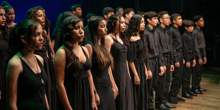 Coral Vozes de Iracema realiza apresentações natalinas no Shopping Iguatemi Bosque a partir de sábado (11)