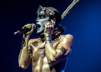 EM JANEIRO: Teatro Riomar Fortaleza recebe os musicais “Ney Matogrosso – Homem com H” e “Silvio Santos Vem Aí”