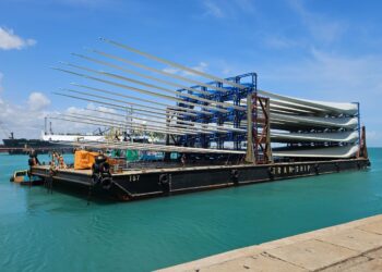 Operação pioneira: Porto do Pecém embarca 20 pás eólicas em balsa para o Rio Grande do Sul