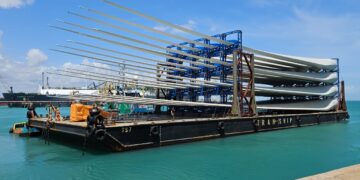 Operação pioneira: Porto do Pecém embarca 20 pás eólicas em balsa para o Rio Grande do Sul