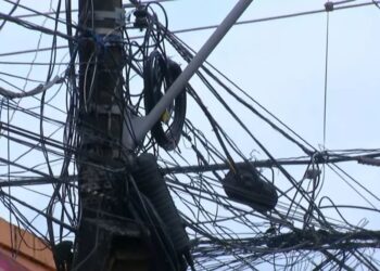 Cidade emaranhada – Fiação aérea polui a cidade e causa acidentes