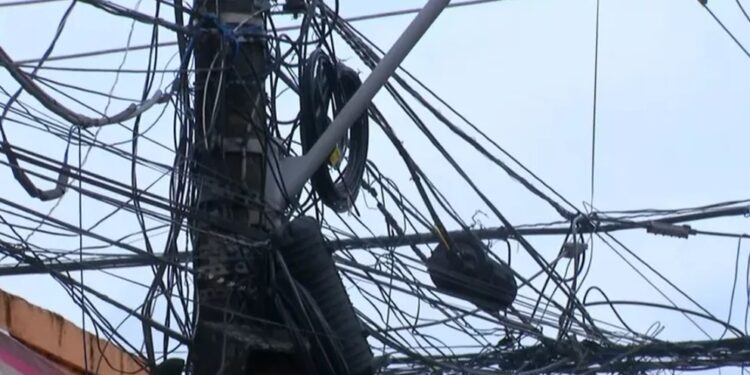 Cidade emaranhada – Fiação aérea polui a cidade e causa acidentes