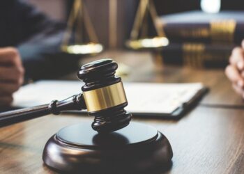 Brasil atinge recorde de 100 milhões de pessoas empregadas. Áreas de educação, gestão e jurídica são destaques de contração  