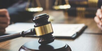 Brasil atinge recorde de 100 milhões de pessoas empregadas. Áreas de educação, gestão e jurídica são destaques de contração  