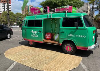 Grupo Newlight realiza adesivação e cenografia da Kombi do Boticário em roteiro pelo Nordeste