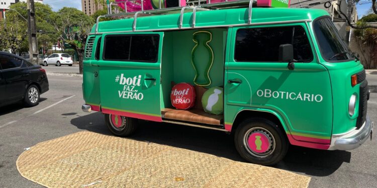 Grupo Newlight realiza adesivação e cenografia da Kombi do Boticário em roteiro pelo Nordeste