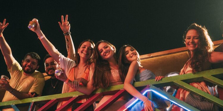 Com duas horas de open de caipirinha e glitter, Radar Pub divulga programação completa para o Carnaval de Fortaleza