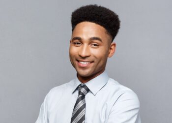 Tendência de contratação de jovens para vagas de liderança ganha destaque no mercado empresarial