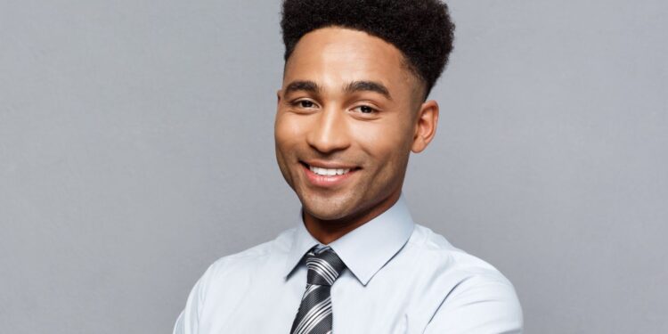 Tendência de contratação de jovens para vagas de liderança ganha destaque no mercado empresarial