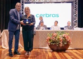 Ana Lúcia Mota, presidente da Cerbras, recebe honra ao mérito em alusão ao aniversário de Maracanaú