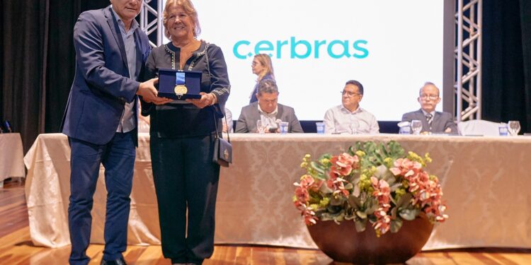 Ana Lúcia Mota, presidente da Cerbras, recebe honra ao mérito em alusão ao aniversário de Maracanaú