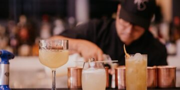 Vistta Rooftop apresenta carta exclusiva de drinks assinada por Marcelo Serrano, criador da espuma de Moscow Mule