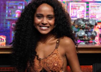 Destaque na novela Renascer, atriz Duda Santos exalta marca autoral cearense usando vestido feito à mão da TR Brand no Domingão