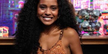 Destaque na novela Renascer, atriz Duda Santos exalta marca autoral cearense usando vestido feito à mão da TR Brand no Domingão