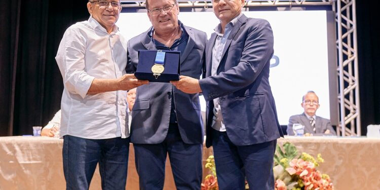 Prefeitura de Maracanaú homenageia empresários com Medalha de Honra ao Mérito “Maracanaú 40 anos”