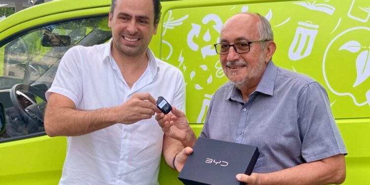 Grupo Carmais realiza entrega de vans elétricas à Cagece